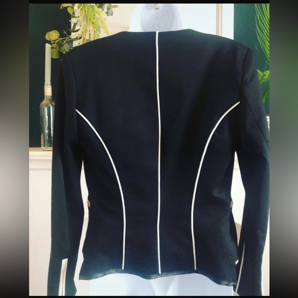 H&M
Black jacket with cream piping
pockets
lined - Picture 2 of 3